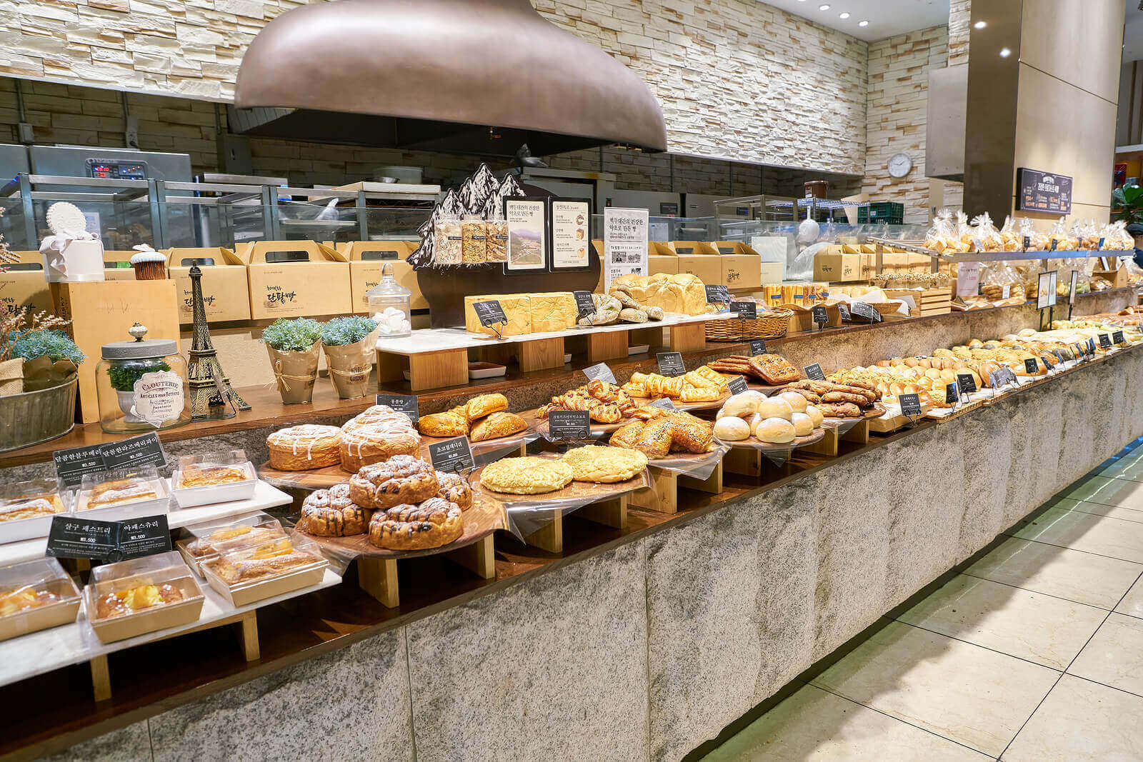 retail interior design bakery layout