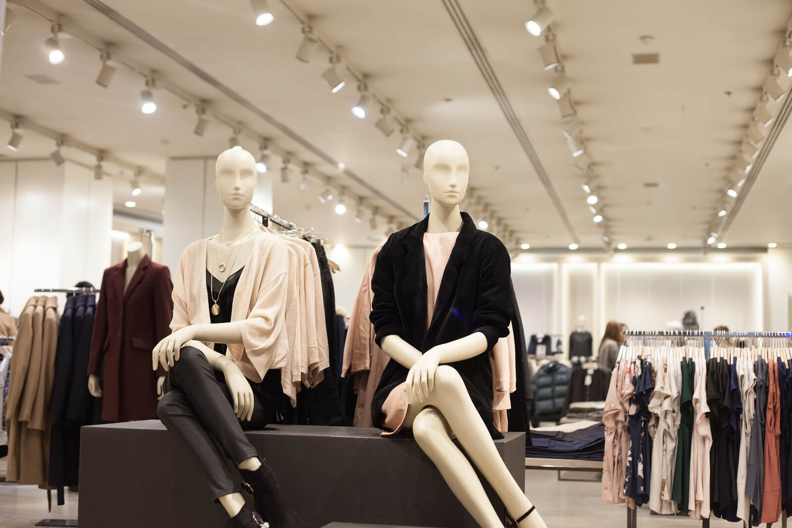 retail interior design mannequin display